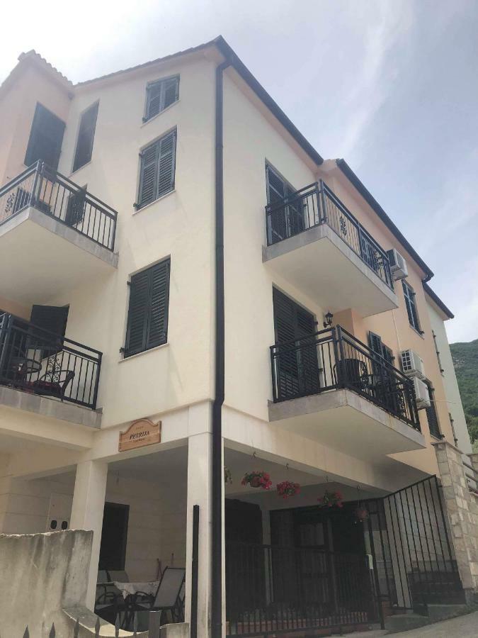 Apartmani Petrija Prcanj Exterior photo